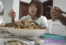 【小龍尋歡】，極品良家女神，家中做飯廚藝好，吃飽有力氣接著幹，舔穴啪啪高潮襲來癱倒，呻吟動聽刺激