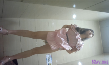 全景偷拍肉肉的粉色裙妹子商場衛生間尿尿 陰毛非常漂亮