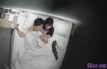 最新流出樂橙酒店攝像頭上帝視角偷拍大學生情侶開房過夜,還真行一邊玩手機一邊做愛