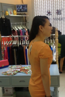 精品廁拍服裝商城的美女老闆娘