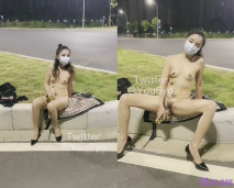最新流出超頂露出狂人淫妻▌悠悠姐 ▌十字路口大馬路邊上全裸自慰 轉珠AV棒爆插浪穴完全被性欲吞噬