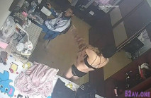 破解家庭攝像頭偷拍❤校服哥偷看媽媽換衣服，全裸跳抖奶舞放假在家還跟媽媽一起睡覺