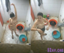 晚上喝了點酒壯膽偷偷的趴到鄰居浴室透氣窗偷窺打工妹洗澡,顏值和身材都不錯