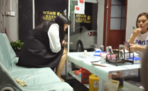 《城中村養生館》老闆娘接客偷拍實錄-今晚接了兩單生意,給收租的土豪大叔來了個雙飛