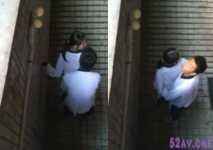 學生開不起房，偷嚐禁果像做賊！一個貌似怎麼都插不進！一個老司機操的有滋有味，被妹子發現了！