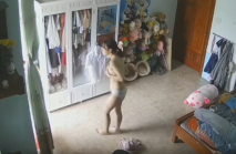 家庭攝像頭偷窺漂亮美眉換衣服 大白天開著門 你說她是怕別人看到呢還是希望被人看到