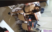 冒險偷窺美女模特不知她在幹什麼呢