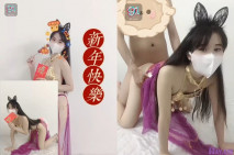 極品貌美淫欲網紅女神▌奶茶▌恭賀新年 櫻桃小嘴含住吸吮龜頭 撞擊蜜穴女人被肏的表情媚眼真是妙不可言