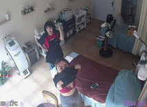 【美容院攝像頭破解】高顏值網紅少婦，顏值不賴，紅色性感胸罩誘惑 脫衣服時瞄向了攝像頭！