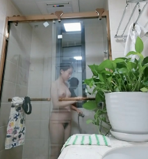 表妹來家裡玩偷拍她洗澡