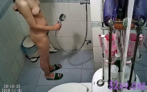 偷拍姐姐洗澡,奶頭挺黑