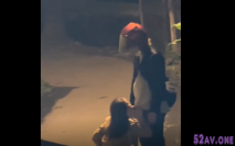 在門口幫男友口交