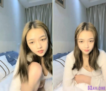 【清純笑起來甜美鄰家妹妹】下海跳蛋自慰，撩開被子沒穿內褲，拿出跳蛋震動小穴，有點羞射把臉擋住，震得太爽往上頂