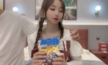 超人氣爆乳網紅美少女小桃醬-18歲對肉欲的渴望被學長騙到酒店要挾強幹