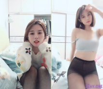 喵喵是個貓頂級短髮酒窩美女，小背心黑色絲襪撫摸美臀，半脫下黑絲掰開嫩穴，振動棒磨蹭小穴，猛捅洞洞很小