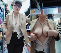 超市老闆娘深夜發騷，真空上陣跟狼友互動撩騷聽指揮，漏奶子還不夠還要看逼逼，脫光了用啤酒瓶子插穴真刺激