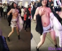 妹子發酒瘋，跑到馬路中央當著路人把奶子露出來揉吃瓜群眾.紛紛拿出手機拍照