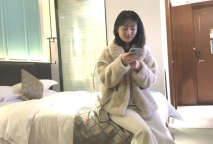 約啪21歲的大二女學生 讓她換上制服“哎呀，你可真會玩”