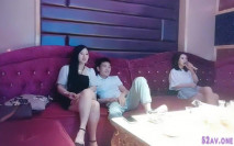 KTV小深夜叫了兩個妹子一人一個4P歡樂，沙發上翹起屁股後入撞擊，抬雙腿猛操晃