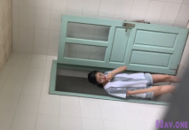 最新流出黃大仙廁拍系列-先躲在隔間收臉,然後趁妹子脫了褲子就跑出去蹲在外面拍下面