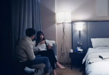 現在的年輕小姐姐真是有情調，高挑妹子約到酒店，洗完澡後穿上絲襪吊帶睡衣情趣沸騰啪啪狂插猛操