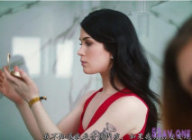 中文字幕 小美女趁父母回來前決定來一次猛烈的性愛，在酒吧找兩個強壯的猛男一起讓肉棒進入洞穴