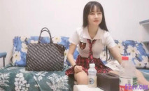 身材高挑又粉嫩的學生妹，甜美可愛的臉蛋兒還有點異域風情，剛下海的樣子，小哥一把抱起吊起來，那卡哇伊的叫床聲太解禁了