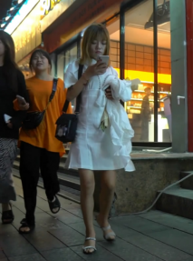 街拍美女沒穿內褲！流出白色精液