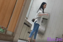廁所偷拍，非常Nice的牛仔美女，爆贊顏值，請進來欣賞~