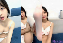 18歲已輟學的超級卡哇伊 宇宙無敵美少女蘿莉小白，性感小嘴唇 首次下海露出粉逼，自慰白漿溢出，沒想到發育得這麼好了