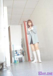 新流出電子廠偷拍 白桶靴粉內衣絕色小妞細窄的嫩穴讓人抓狂