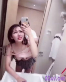 洗手間被男友後入