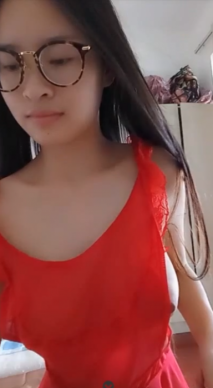手機直播身材很火辣的大波眼鏡妹紅衣秀舞扒逼誘惑喜歡的不要錯過