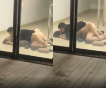 最新石家莊鐵路職業技術學院 太屌了 情侶直接寢室樓門口躺著開幹 真的刺激啊 外面那麼多人看著也能這麼忘我