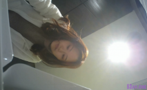 五星級推薦十二月最新大師級-商場偷拍毒辣刁鑽角度後拍意外收獲一位撒完尿把絲襪脫掉放口袋的小姐姐