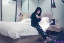 小天娛樂探花胖哥代班，格子褲顏值不錯外圍妹子，後面還有兩個在等操完就走，按頭口交後入側入猛操