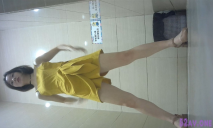 商場女廁偷拍黃色連衣裙的美女 這尿尿的姿勢讓人有點遐想偏偏