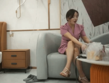 探花熟女：不能舔下面，只能看，我下面很粉，你個小壞蛋，這麼大的雞巴把我的操好舒服！