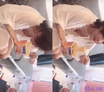 去嫂子家玩 剛起來穿著性感的睡衣吃麵 哦哦哦 看到她的奶子了