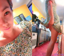 很難想象的奶茶店老闆娘在店裡面賣著貨都發騷，顏值不錯性感短裙真空裝，逼逼裡夾著跳蛋自慰給狼友看刺激