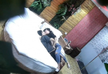 最新流出學校附近高清偷拍眼鏡反差婊學妹穿著情趣內衣和男友69互舔啪啪啪