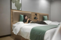 約炮丁字褲嫩妹：你親的我受不了啦，快插進來吧。無套特別敏感，差點就內射