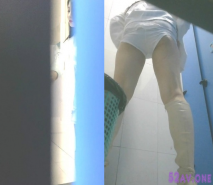 最新全鏡偷窺二美少婦噓噓 高顏值大長腿美女剛蹲下就被發現 沒尿連忙提褲子 驚險刺激