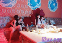 燈紅酒綠，勁歌熱舞中淫亂包廂4P，小姐姐翹臀美乳同場競技，刺激勁爆不可錯過