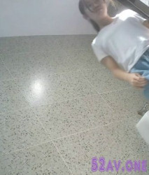 最新全鏡偷窺清純眼鏡小嫩妹噓噓 二次尿尿一正一反全收入 又是粉嫩美股