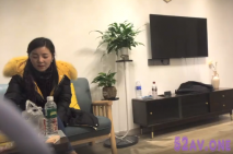 【熟女丶探花】極品眼鏡人妻，仙丹加持，高清拍攝，近距離舔屌展示口活，側入爆插小穴，主動騎乘猛坐