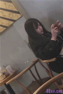 潛入茶樓女廁偷拍一個玩遊戲的漂亮美女