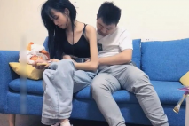 約00後極品白白嫩嫩小美女到酒店，抱住就捨不得丟，大長腿分開摳逼揉奶，女神級尤物啪啪不停呻吟蕩漾