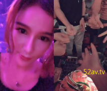 高顏值性感女神美女和幾個好友一起酒吧聚會,玩遊戲輸了被好友懲罰帶到洗手間激情啪啪,男說:你的逼好緊啊!