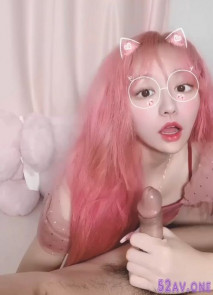 最新超火紅遍全網女神【不見星空】粉裙尤物造異形套套加持爆插 狗鏈調教女友後入肏起來特別帶感